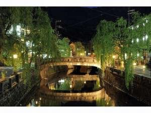 夜の温泉街は雰囲気があります。