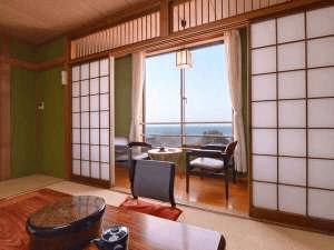和室（海側）<BR>雄大な日本海を一望。潮騒をBGMに癒しの休日をお過ごし下さい。
