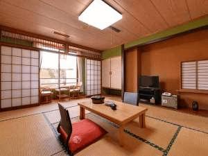 和室（山側）<BR>畳の香りがほのかに薫るお部屋でのんびりとお過ごし下さい。