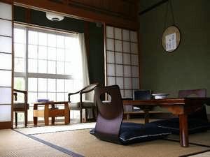 広緑付き和室8畳　河津桜を眼前に見据えるお部屋です。蟹滝