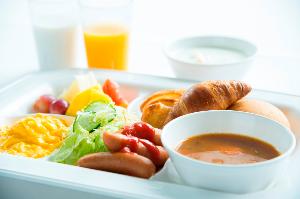 朝食（一例）　7：00-9：30　1Ｆロビーにて　焼立てパン、サラダ、コーヒー、オレンジジュースなど