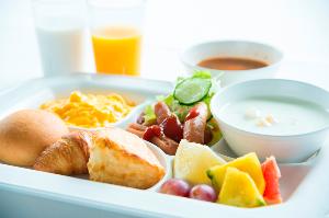 朝食（一例）　7：00-9：30　1Ｆロビーにて　焼立てパン、サラダ、コーヒー、オレンジジュースなど
