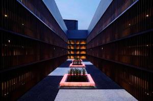 客室フロアの中庭　夜はライトアップされ素敵な空間を演出します