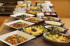 朝食バイキングの一例<BR>営業時間　06：30より<BR>
