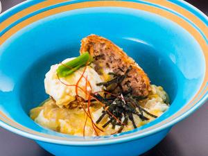 土佐鴨のメンチカツ玉丼