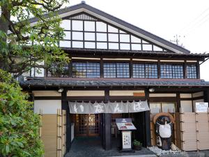 ■民芸割烹「いなんば」（別館）：伝統の味と日本料理の数々を、風情ある民芸造りのお部屋にてご賞味ください。