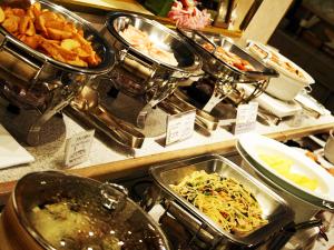 ＜朝食バイキング＞地元の味覚を取り入れた、種類豊富な和洋バイキング