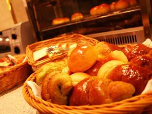 ＜朝食バイキング＞日替わりで3～5種類の焼き立てパンがならびます