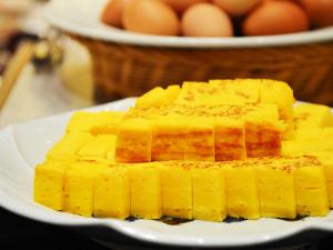 ＜朝食バイキング＞地元で採れた野菜や、しっとり焼き上げた玉子焼きなど和食派にもうれしいメニュー