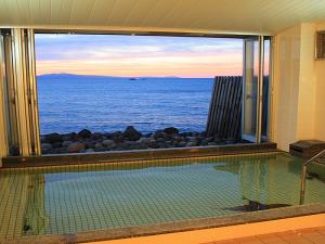 【大浴場】水面にうつる真っ赤な夕日を眺めながら浸かるお風呂は格別です。