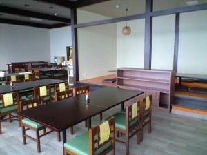 お食事はこちらでどうぞ！ウニをはじめとした利尻の海の幸が並びます。