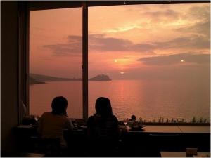 オーシャンビューのお食事処。夕陽が沈む姿を眺めながらお食事をお楽しみ下さい。