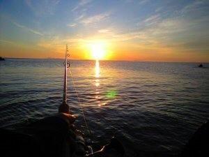 青い海と赤く染まる空のコントラスト