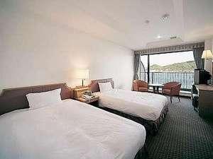 【海側ツイン】お部屋から海の見える当ホテル一番人気の客室です。（25平米・バス・トイレ別々）