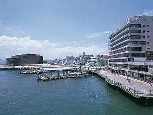 隣接する建物（カモンワーフ）から当ホテルを見たロケーション（右手建物が当ホテル・左手奥が海響館）