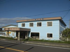 水色の壁が目印