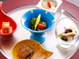 夕陽の優しい光がいざなう晩餐の始まり。（お料理イメージ）