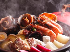 夕陽の優しい光がいざなう晩餐の始まり。（お料理イメージ）