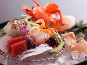 夕陽の優しい光がいざなう晩餐の始まり。（お料理イメージ）