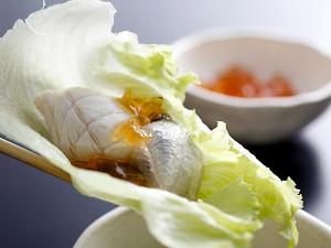 淡路島レタスで包んだあつあつのふぐ皮や身肉に特製ポン酢ジュレを添えて