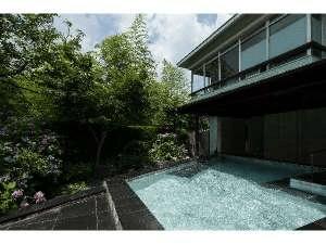 奥津温泉ホテル　米屋倶楽部 奥津　自慢の露天風呂。貸し切り家族風呂としてご利用頂けます。