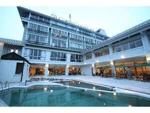 米屋倶楽部 奥津のに中庭にあるガーデンプールからの眺望。エメラルドグリーンで癒されます。