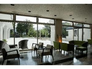 米屋倶楽部 奥津のロビー。窓から中庭が見えます。ガーデンプールの景色で癒されます。
