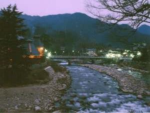 奥津温泉。吉井川。