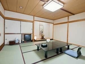 基本の客室となる和室10畳のお部屋。当館ではゆっくり寛いで頂くため和室は10畳から。　＊