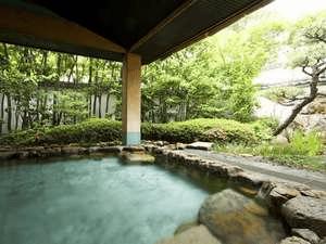日本庭園を眺めながら露天風呂を満喫　＊