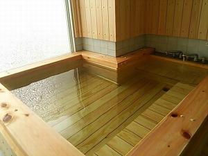 弱アルカリ性単純泉と単純硫黄泉の源泉かけ流しです。貸切檜風呂