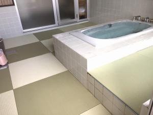 弱アルカリ性単純泉と単純硫黄泉の源泉かけ流しです。貸切畳風呂