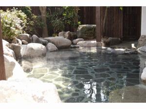 弱アルカリ性単純泉と単純硫黄泉の源泉かけ流しです。露天女湯
