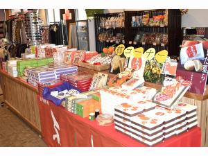 地元名産がたくさん並ぶ売店