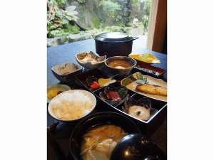 炊き立ての御飯で朝食を。