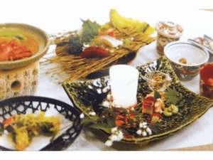 夕食季節の野菜を使った煮物や、宮崎牛でおもてなしいたします。