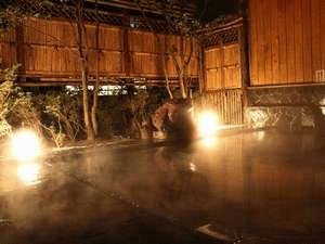 【露天風呂】摺上川沿いの露天風呂からは川のせせらぎが聞こえてきます。