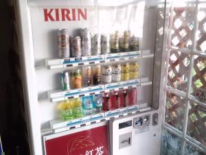 玄関そばに飲み物の自販機がございます。