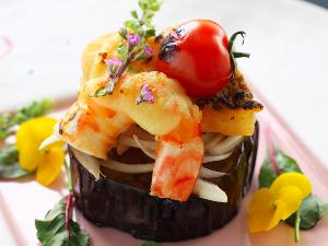 色鮮やかな「黒毛和牛と魚介のチーズ焼」