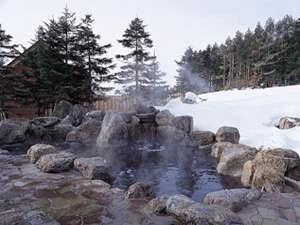 雪景色の露天岩風呂