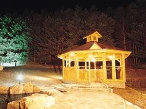 露天風呂の夜景。ライトアップがエキゾチック。