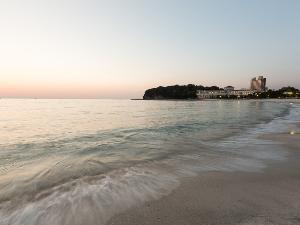 黄昏時の白良浜は美しい景観です