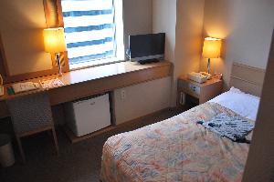 セミダブルのお部屋です。こちらは南側のお部屋となります。