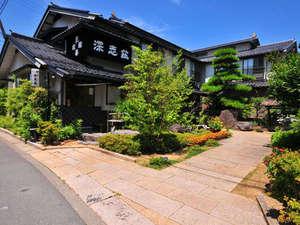 瓦屋根が印象的な民芸旅館深志荘