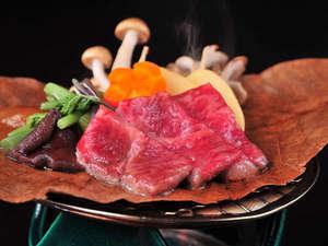 朴葉で包まれたブランド信州牛は香り高くその味はまさに絶品。