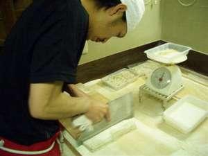 コシのある麺は熟練された手打ちによって実現する。そば粉は２つのそば粉を独自の製法でブレンド