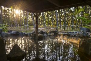 温泉施設「松泉宮」奥の湯「月読」　松林に囲まれた天然温泉でリラックス。大自然の中、きもちがゆっくりほぐれていく。