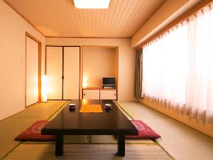 【和室(10畳)】お布団は敷いてご提供します。