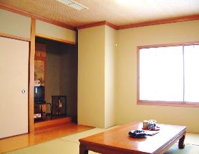 【和室】８畳の和室で、最大４名様までお泊りになれます。ご家族や団体に好評！