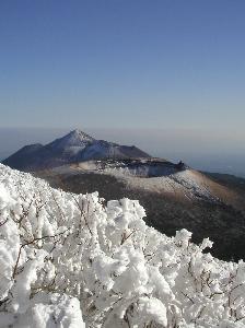 積雪に覆われた霧島連山